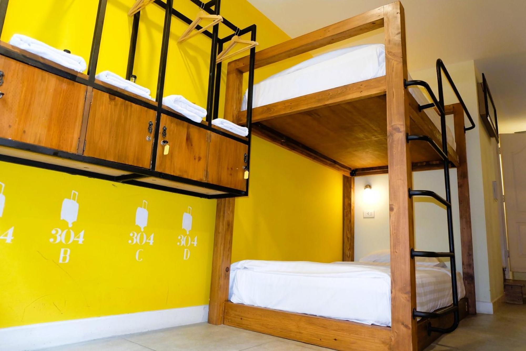 Siri Poshtel Bangkok Hostel Exterior foto